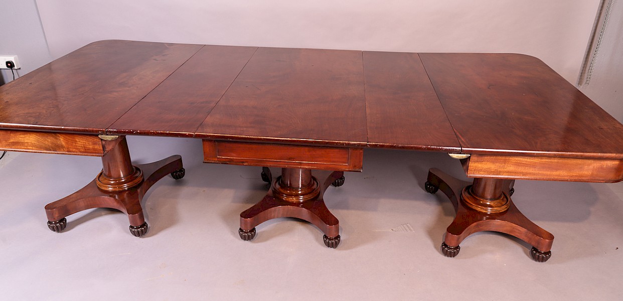 Antique Late Georgian 3 Pillar Dining Table