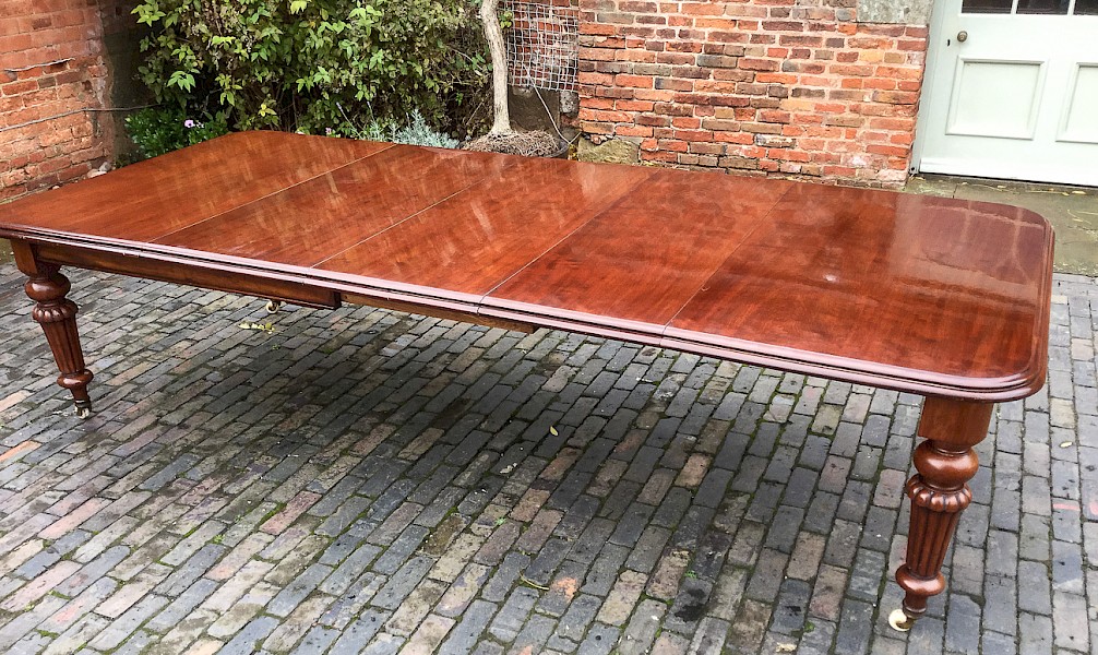 Good Victorian 3 Leaf Extending dining table with Leaf Carrier