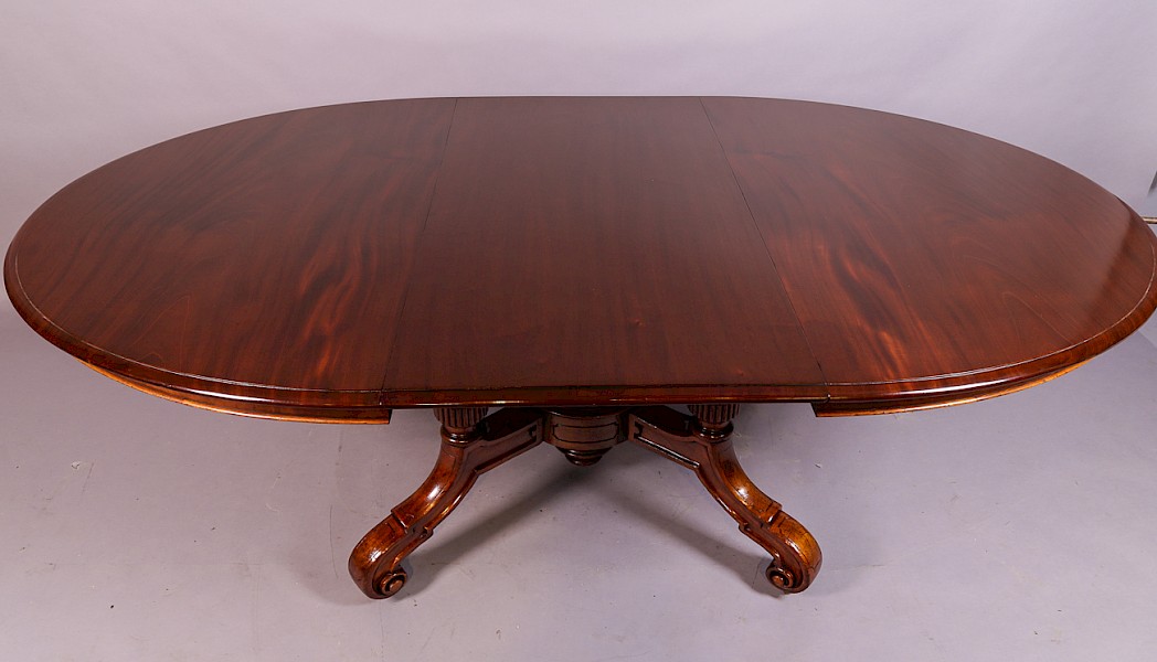 Small Victorian Mahogany extending dining Table seat 8