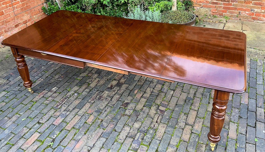 Early Victorian Extending Dining Table Mahogany seat 10