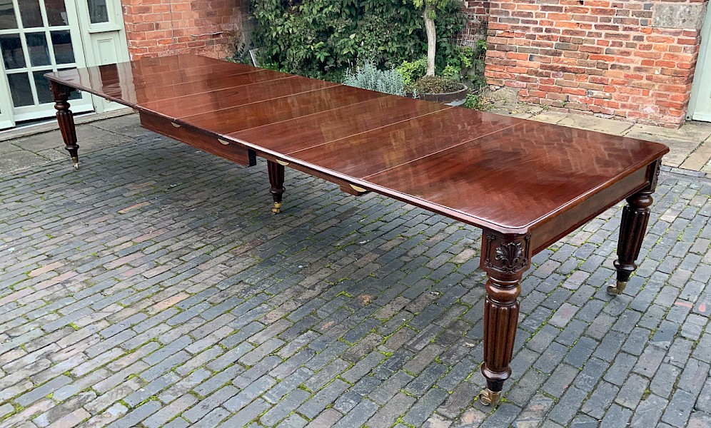 Excellent early 19th century Extending Dining Table seats 16