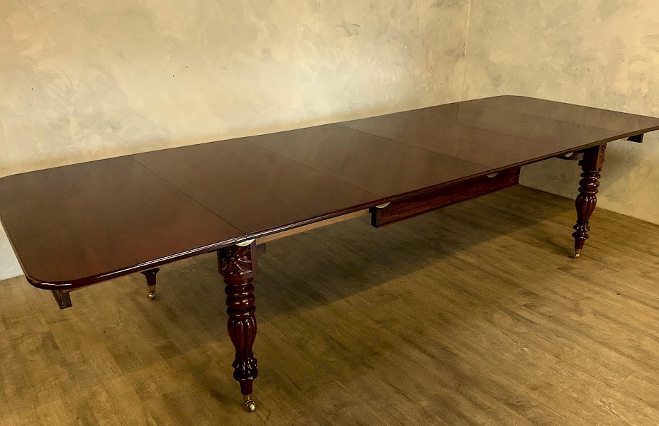 Excellent early Victorian 4 leaf Extending Dining Table seats 12/14