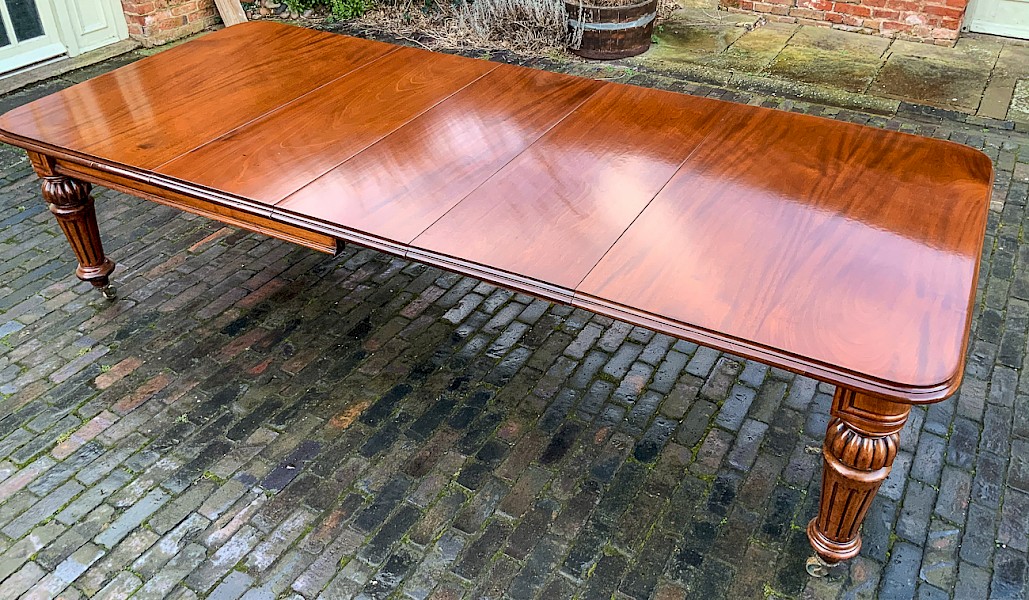 A Victorian Wind Out Extending Dining Table Mahogany seats 10