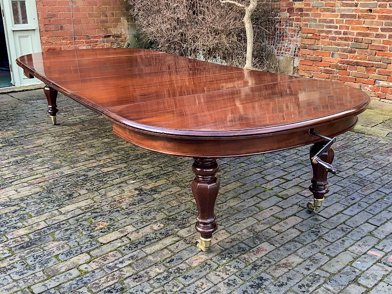 Good Early Victorian 4 Leaf Extending Dining Table