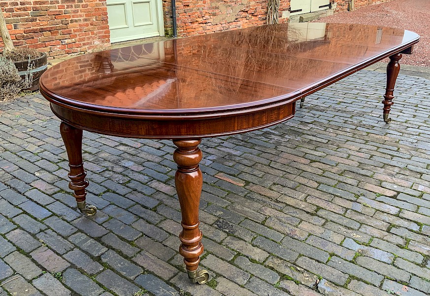 Fine Victorian Mahogany Extending Dining Table 3 Leaves seat 10