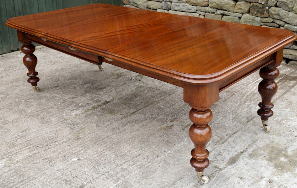 A Victorian Mahogany Extending Dining Table in Mahogany seats 8/10