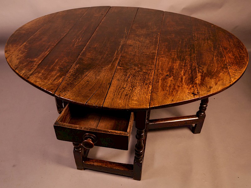 A Very Good large 17th century Gate Leg Dining Table