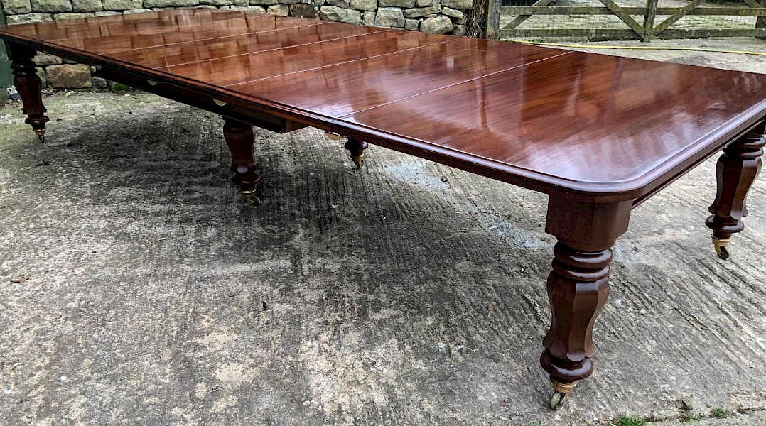 A superb Large Victorian Extending Dining Table in Mahogany to seat 14/16