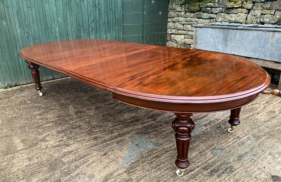 Super Quality Victorian Mahogany Extending Dining Table seats 14